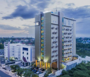 Отель KHAS Pekanbaru Hotel  Паканбару